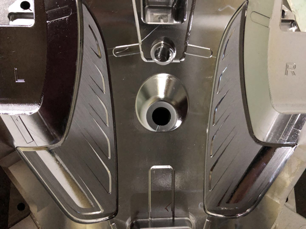 汽車(chē)燈裝飾模具鐳雕